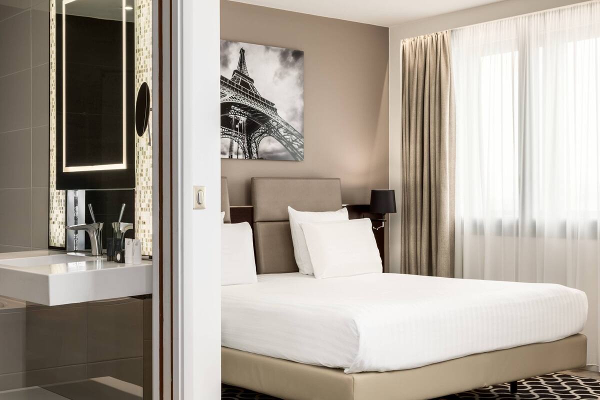 Parisian Suite | Sengetøy av topp kvalitet, senger med overmadrass og safe på rommet