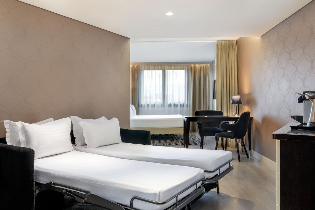 Familienzimmer, 1 King-Bett und Schlafsofa | Hochwertige Bettwaren, Pillowtop-Betten, Zimmersafe, Schreibtisch