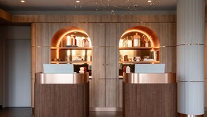 Un espace d’accueil doté de deux comptoirs symétriques, de lambris en bois et d’un design moderne.