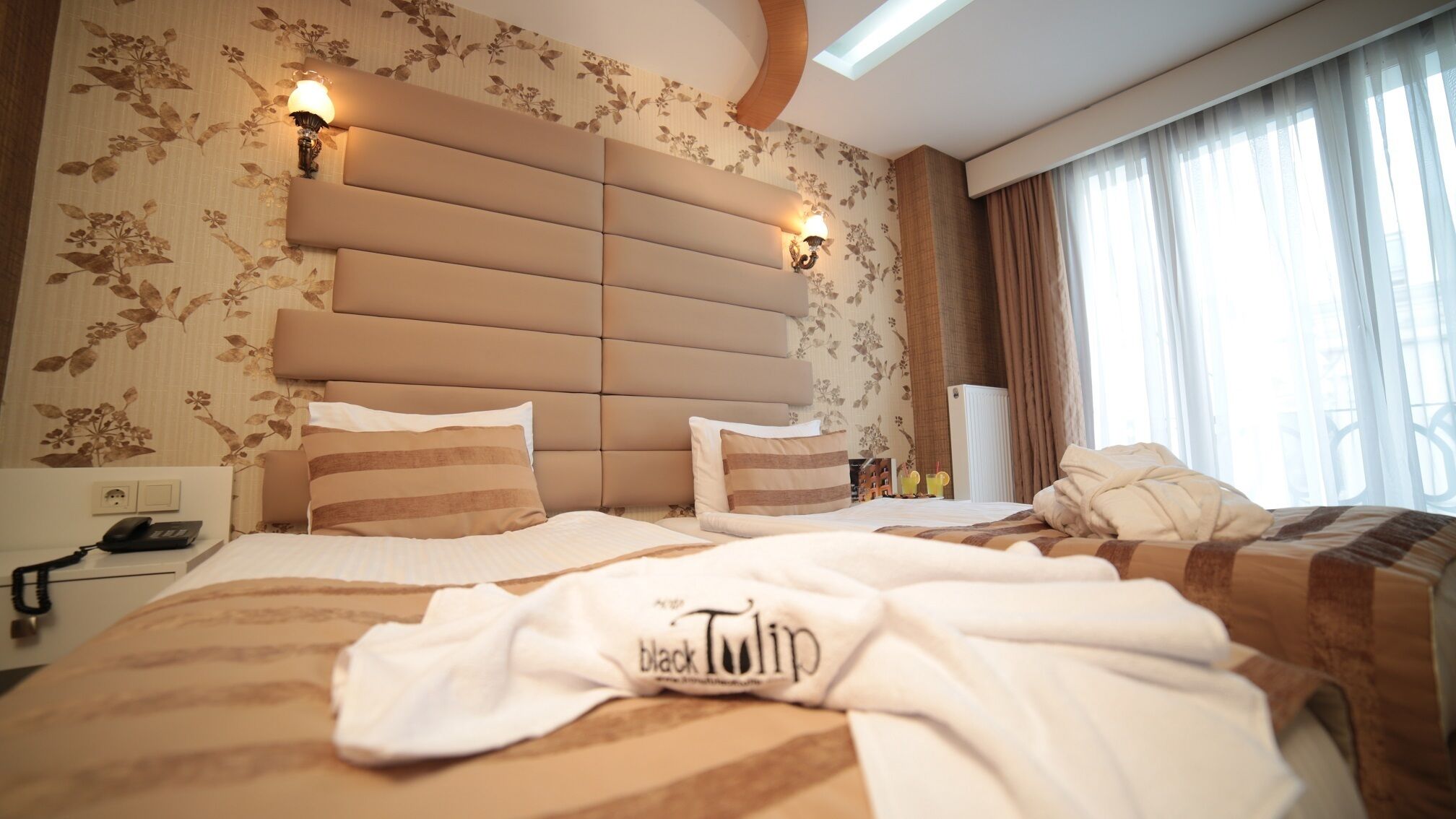 Minibar, caja fuerte, tabla de planchar con plancha y cunas gratuitas