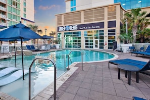 Indoor pool, seasonal outdoor pool, pool umbrellas, sun loungers - Hilton Garden Inn Virginia Beach Oceanfront (Virginia Beach)