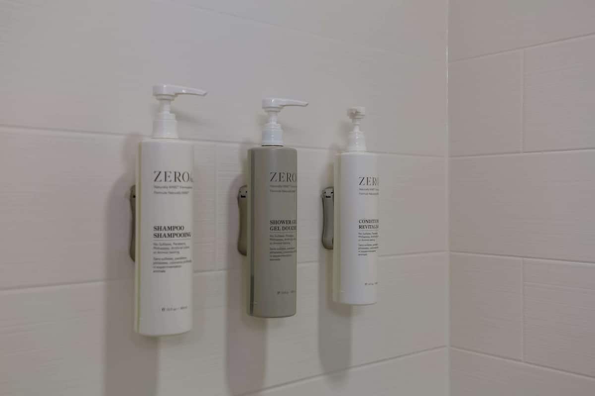 Combined shower/bathtub, free toiletries, hair dryer, towels