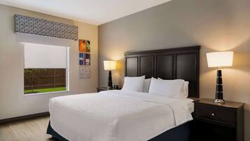 Ropa de cama hipoalergénica y caja de seguridad en la habitación