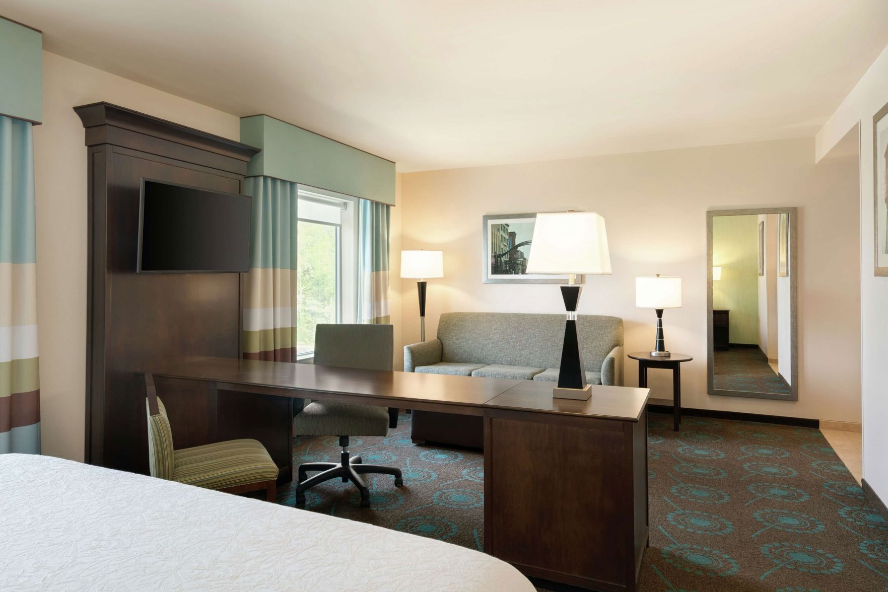 Hypo-allergenic bedding, in-room safe, desk, laptop workspace