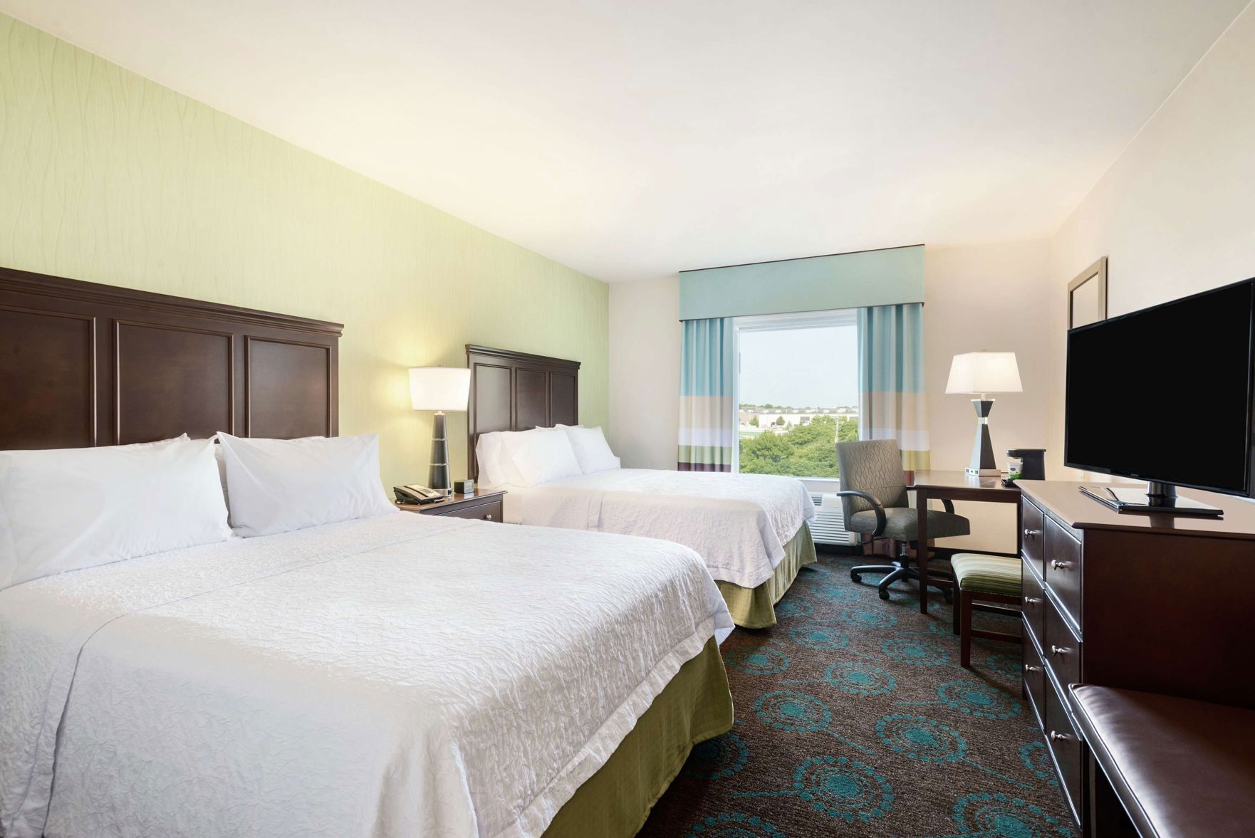 Hypo-allergenic bedding, in-room safe, desk, laptop workspace