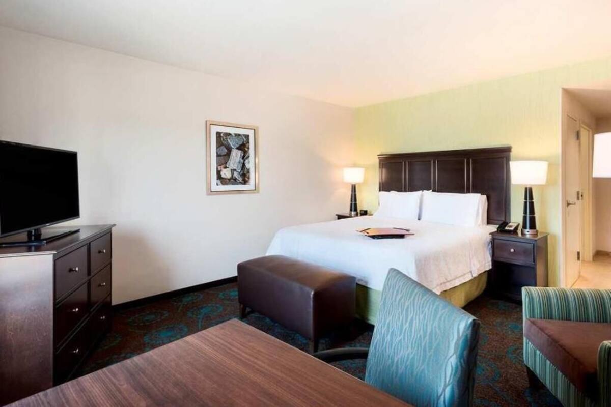 Hypo-allergenic bedding, in-room safe, desk, laptop workspace