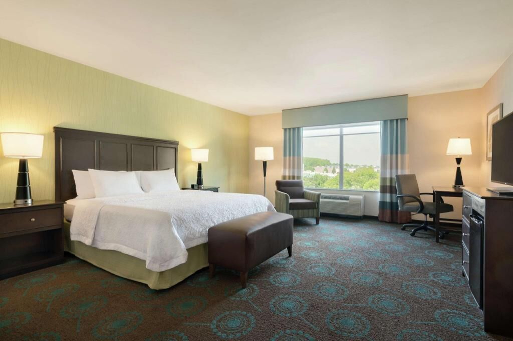 Hypo-allergenic bedding, in-room safe, desk, laptop workspace