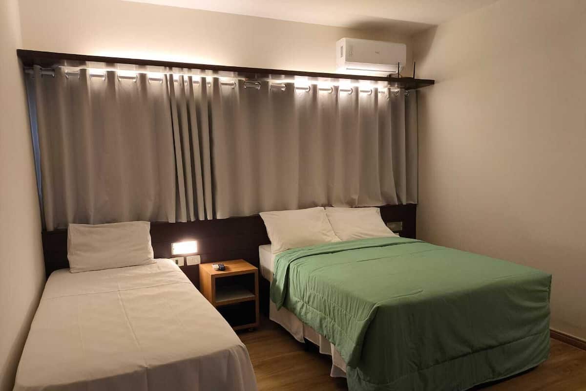 Quarto triplo básico | Frigobar, roupa de cama