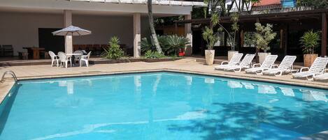 Una piscina al aire libre