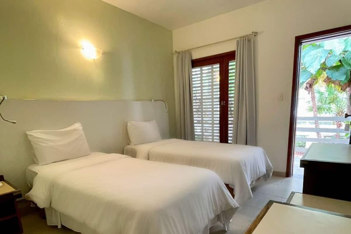 Standard Single Room | Minibar, bed sheets
