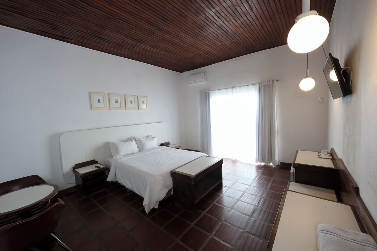 Suíte luxo, de frente para a praia | Frigobar, roupa de cama