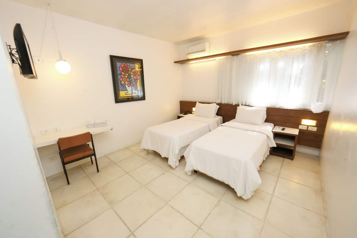 Quarto superior, 2 camas de solteiro | Frigobar, roupa de cama