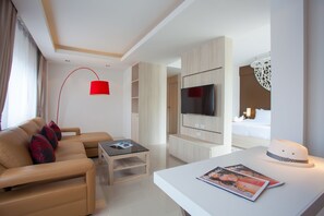 Coral Junior Suite | บริเวณนั่งเล่น | ทีวีจอแอลซีดี