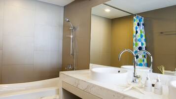 Kostenlose Toilettenartikel, Haartrockner, Hausschuhe, Handtücher