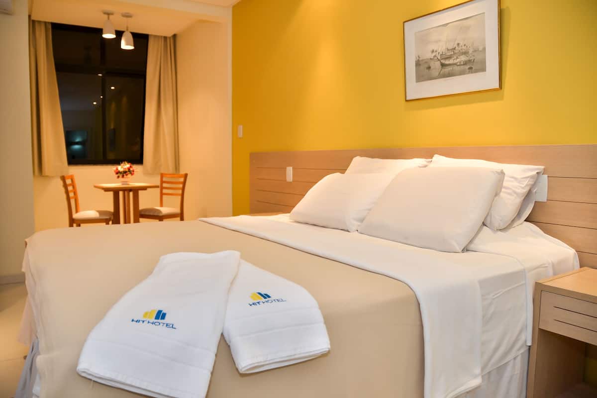 Een minibar, een kluis op de kamer, gratis wifi, beddengoed