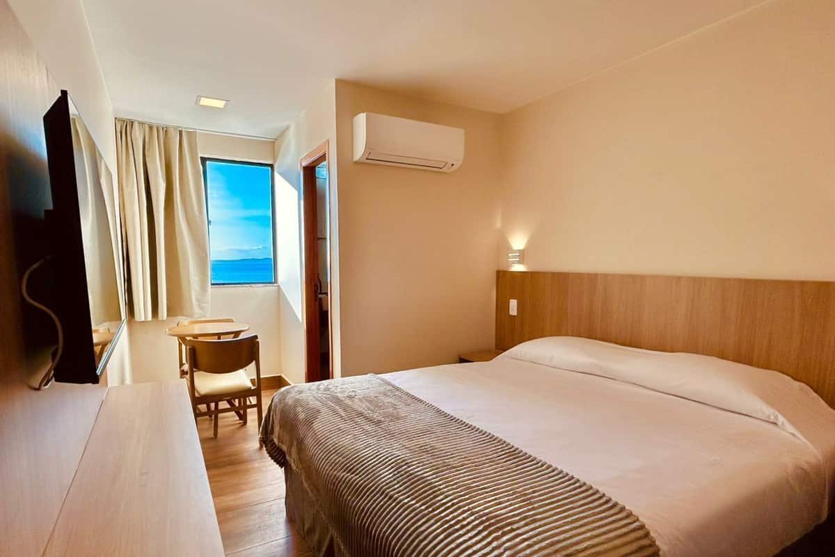 Vista Mar Superior Duplo, acesso de escada | Een minibar, een kluis op de kamer, gratis wifi, beddengoed