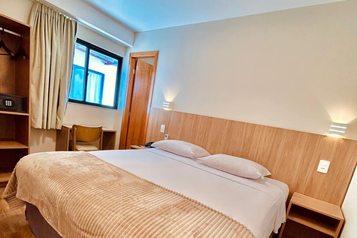 Quarto Casal superior, acesso de escada | Een minibar, een kluis op de kamer, gratis wifi, beddengoed