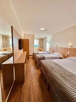 Vista Mar Superior Quadruplo, acesso de escada | Minibar, in-room safe, free WiFi, bed sheets