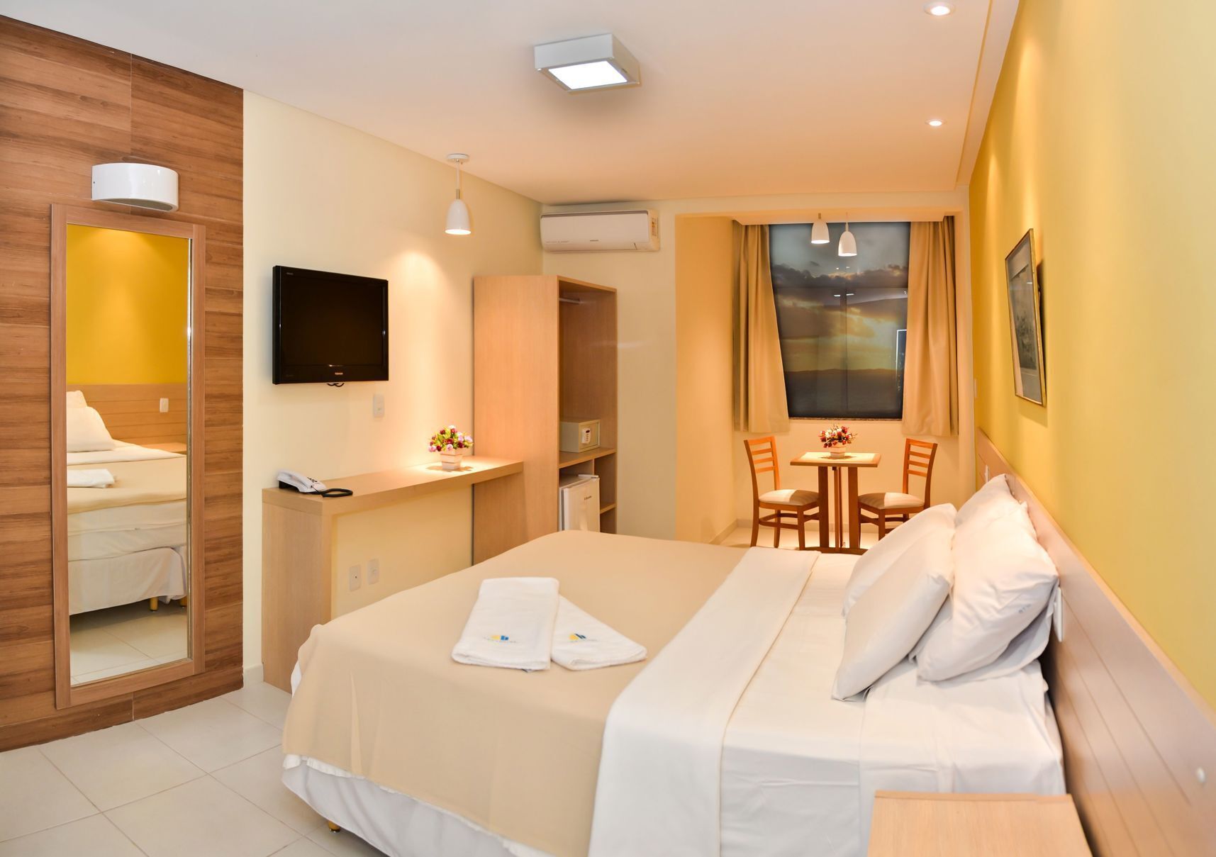Minibar, caja de seguridad en la habitación, wifi gratis y ropa de cama 