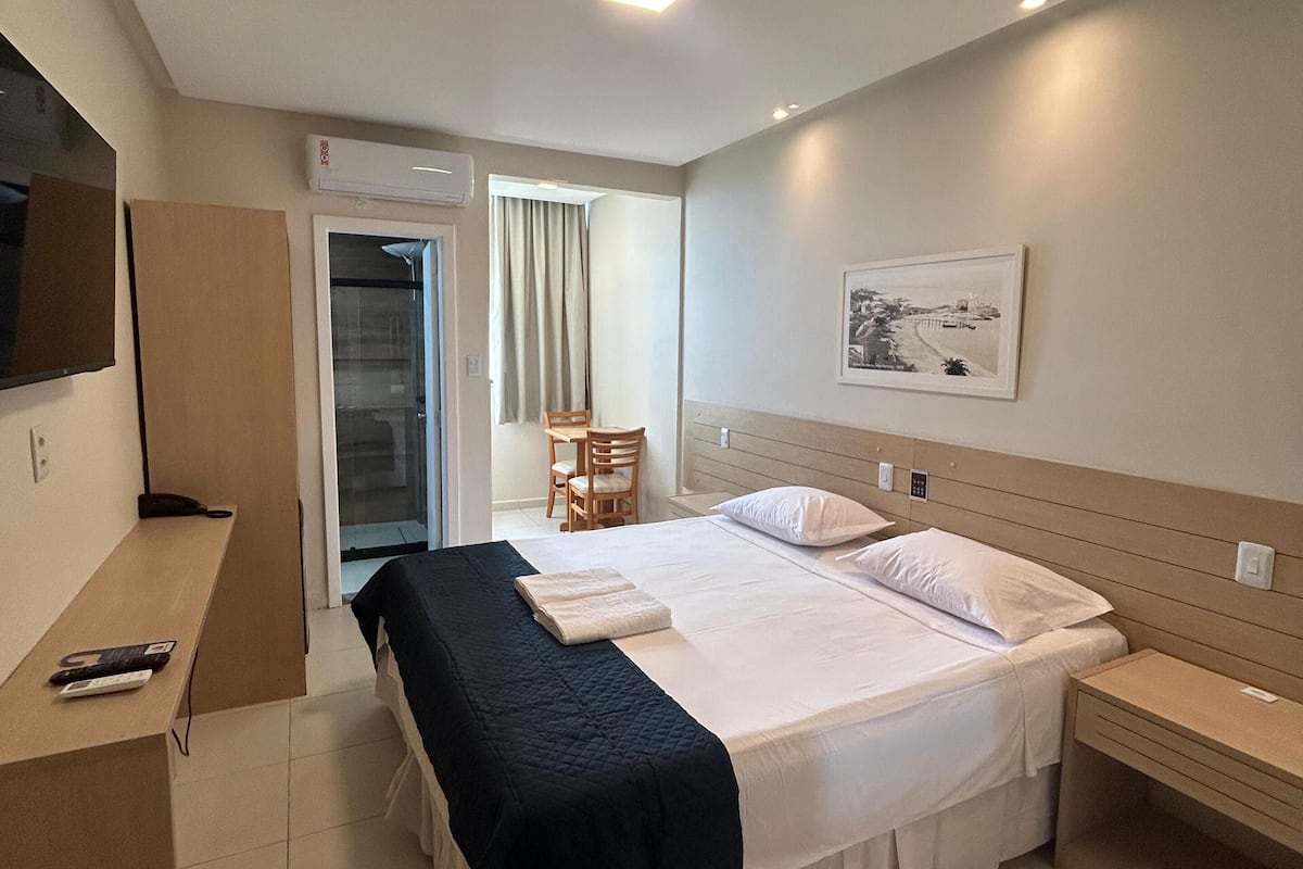 Minibar, caja de seguridad en la habitación, wifi gratis y ropa de cama