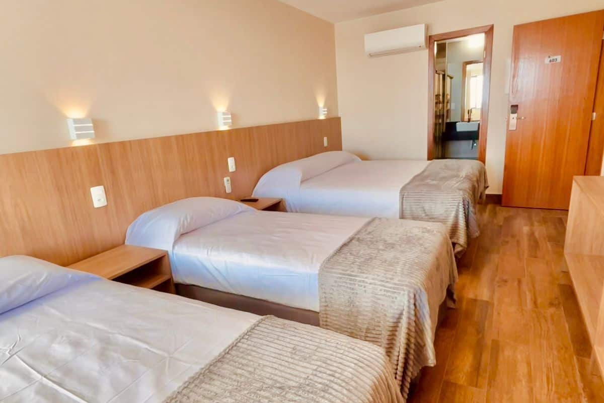 Een minibar, een kluis op de kamer, gratis wifi, beddengoed