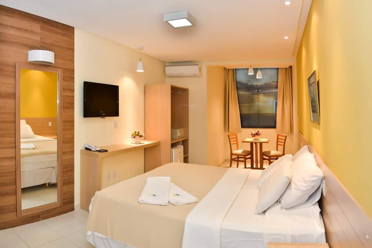 Een minibar, een kluis op de kamer, gratis wifi, beddengoed