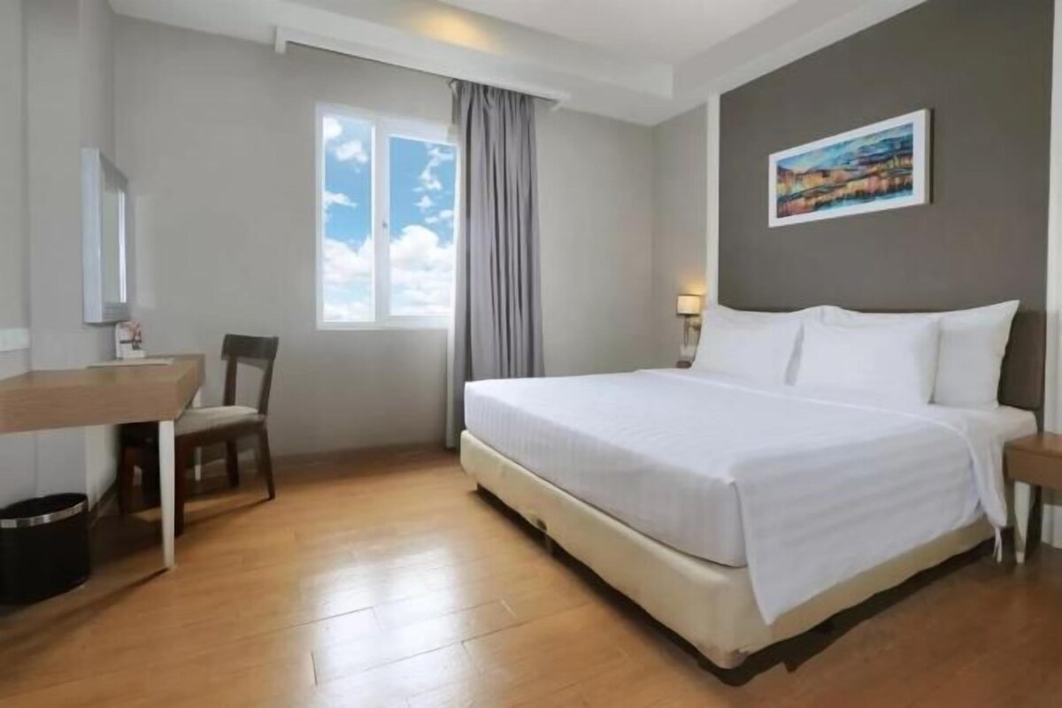 In-room safe, desk, WiFi (free)