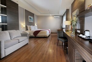 In-room safe, desk, free WiFi