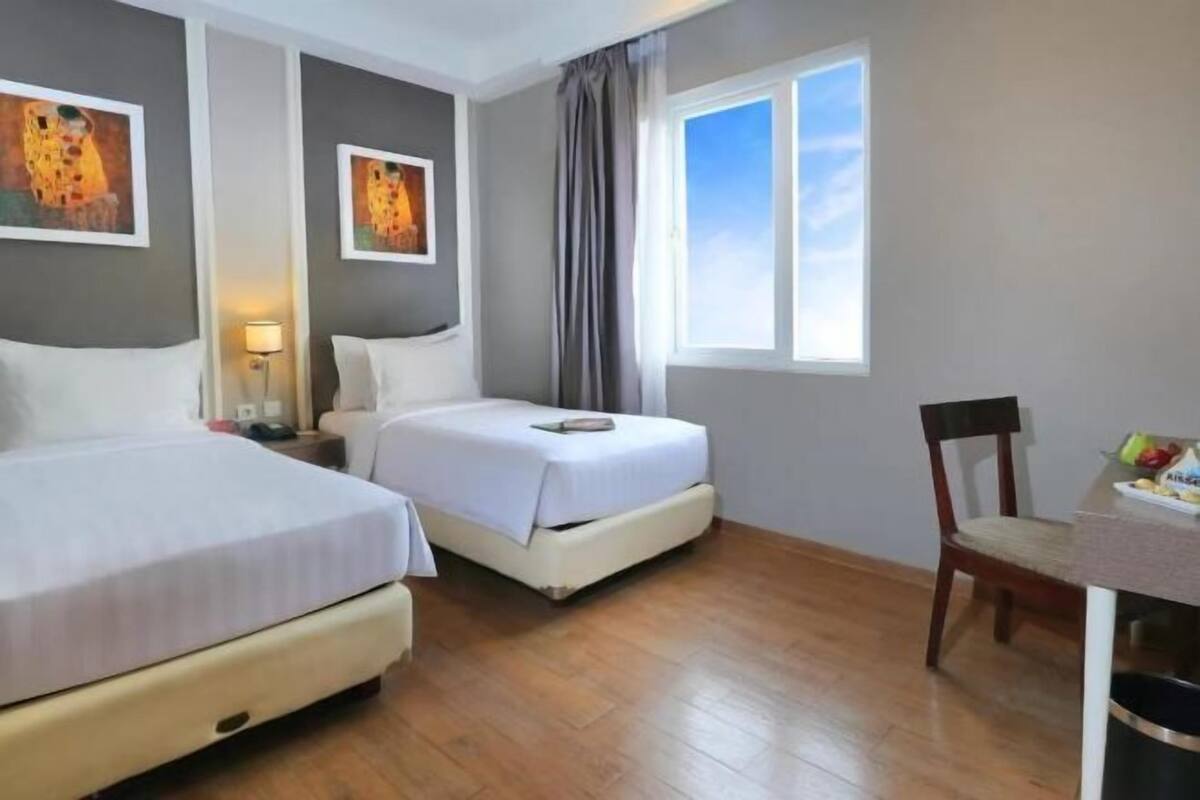 In-room safe, desk, WiFi (free)