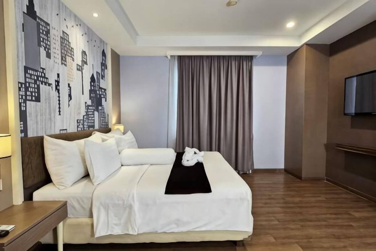 In-room safe, desk, WiFi (free)