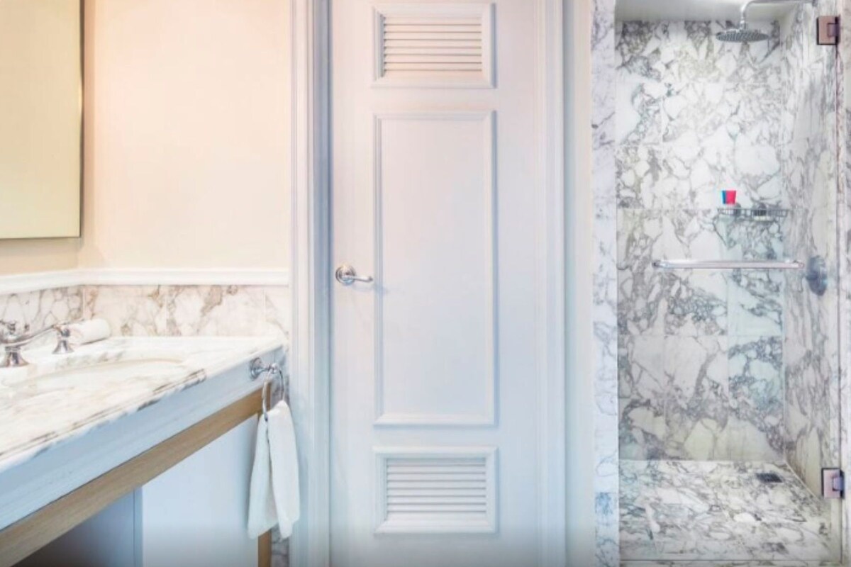 Bathroom | Separate bathtub and shower, jetted bath, hydromassage showerhead