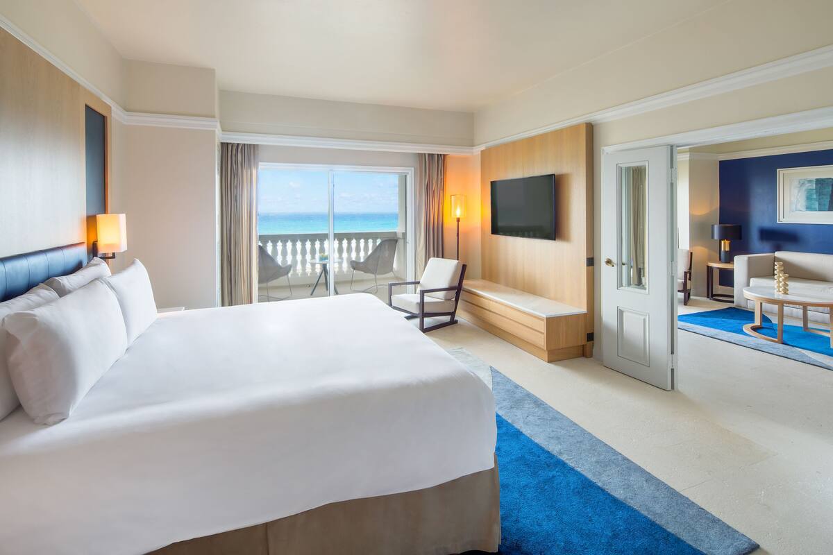 One Bedroom Ocean Front Butler Suite | 高級寢具、羽絨被、特厚豪華床墊、迷你吧