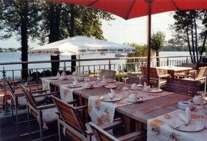 Outdoor dining - DämeritzSeehotel (Berlin)