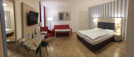 Minibar, safe på rommet, individuelt dekorert og skrivebord