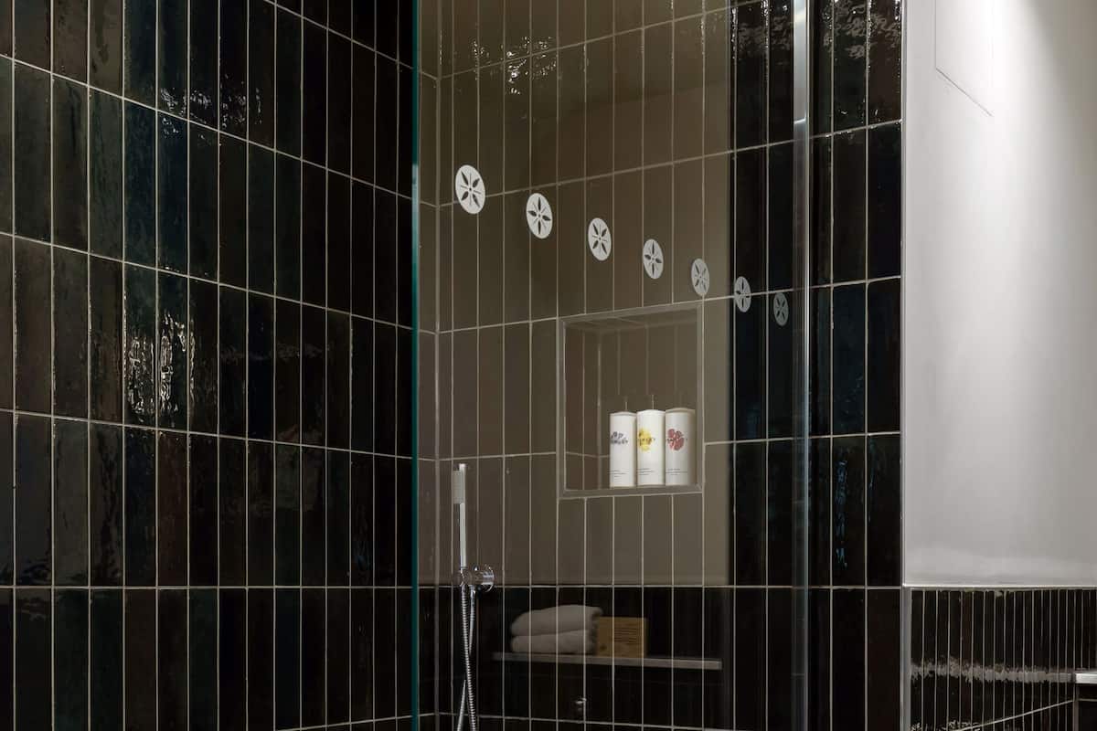 boutique double | bathroom | combined shower/bathtub, free toiletries, hair dryer, towels