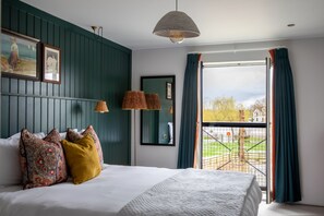 Comfy Riverside | アイロン / アイロン台、WiFi (無料)、ベッドシーツ