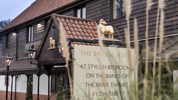 Señal de hotel con la leyenda "THE BRIDGE HOTEL" y "47 HABITACIONES CON ESTILO A ORILLAS DEL RÍO Támesis en Chertsey".