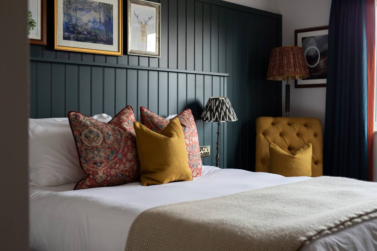 boutique double | iron/ironing board, free wifi, bed sheets