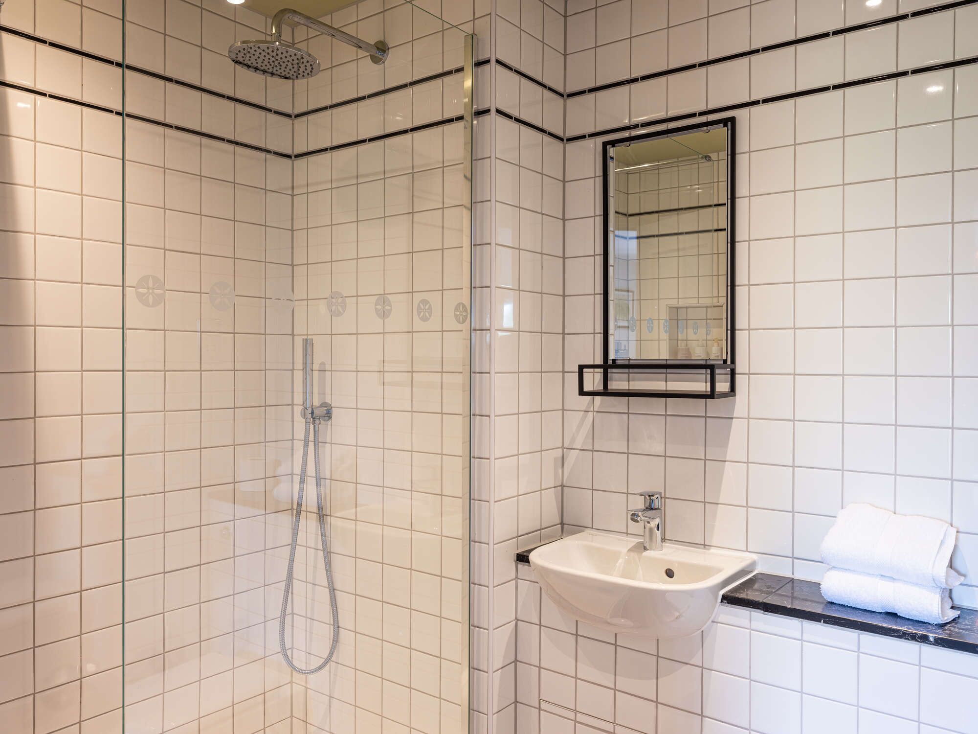 combined shower/bathtub, free toiletries, hair dryer, towels