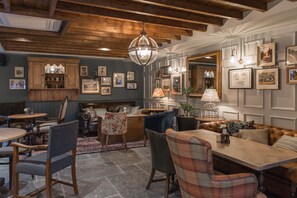 Interior - The Bridge Hotel (Chertsey)
