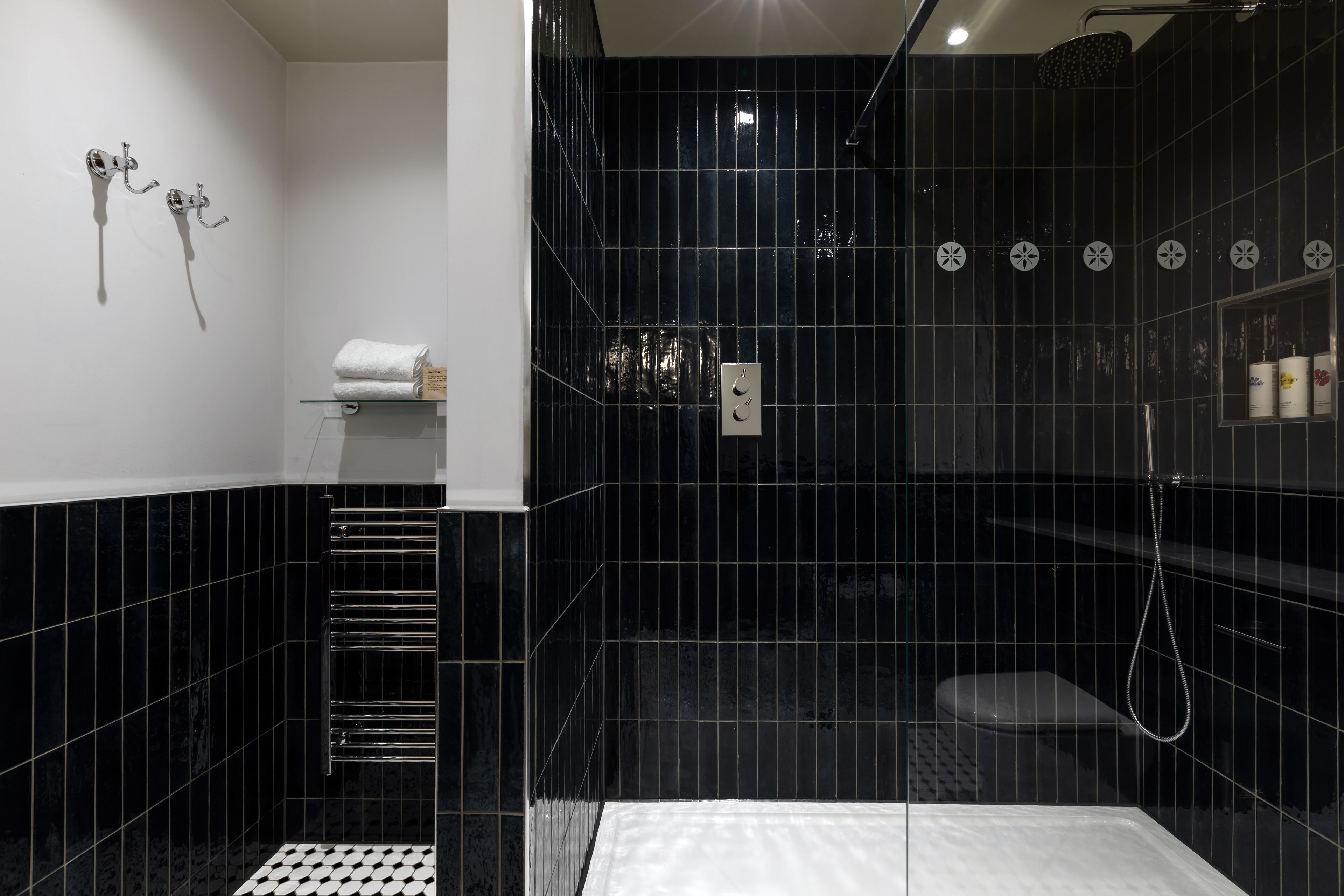 feature boutique double | bathroom | combined shower/bathtub, free toiletries, hair dryer, towels