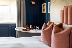Feature Boutique Double | Iron/ironing board, free WiFi, bed sheets - The Bridge Hotel (Chertsey)