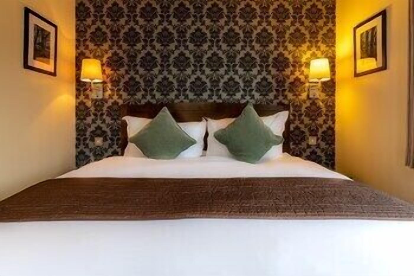 Planxa i posts de planxar, wifi gratuïta i roba de llit 