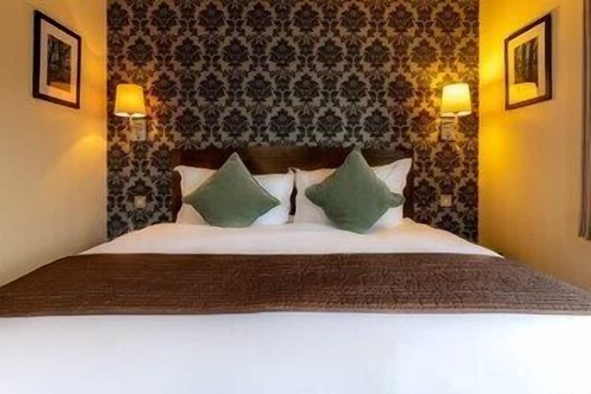 Planxa i posts de planxar, wifi gratuïta i roba de llit