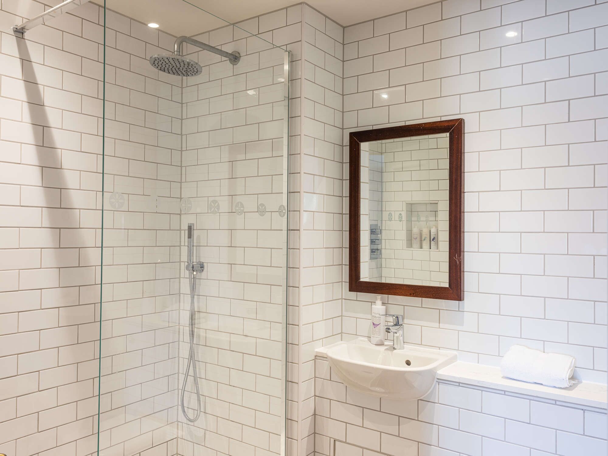 comfy double | bathroom | combined shower/bathtub, free toiletries, hair dryer, towels