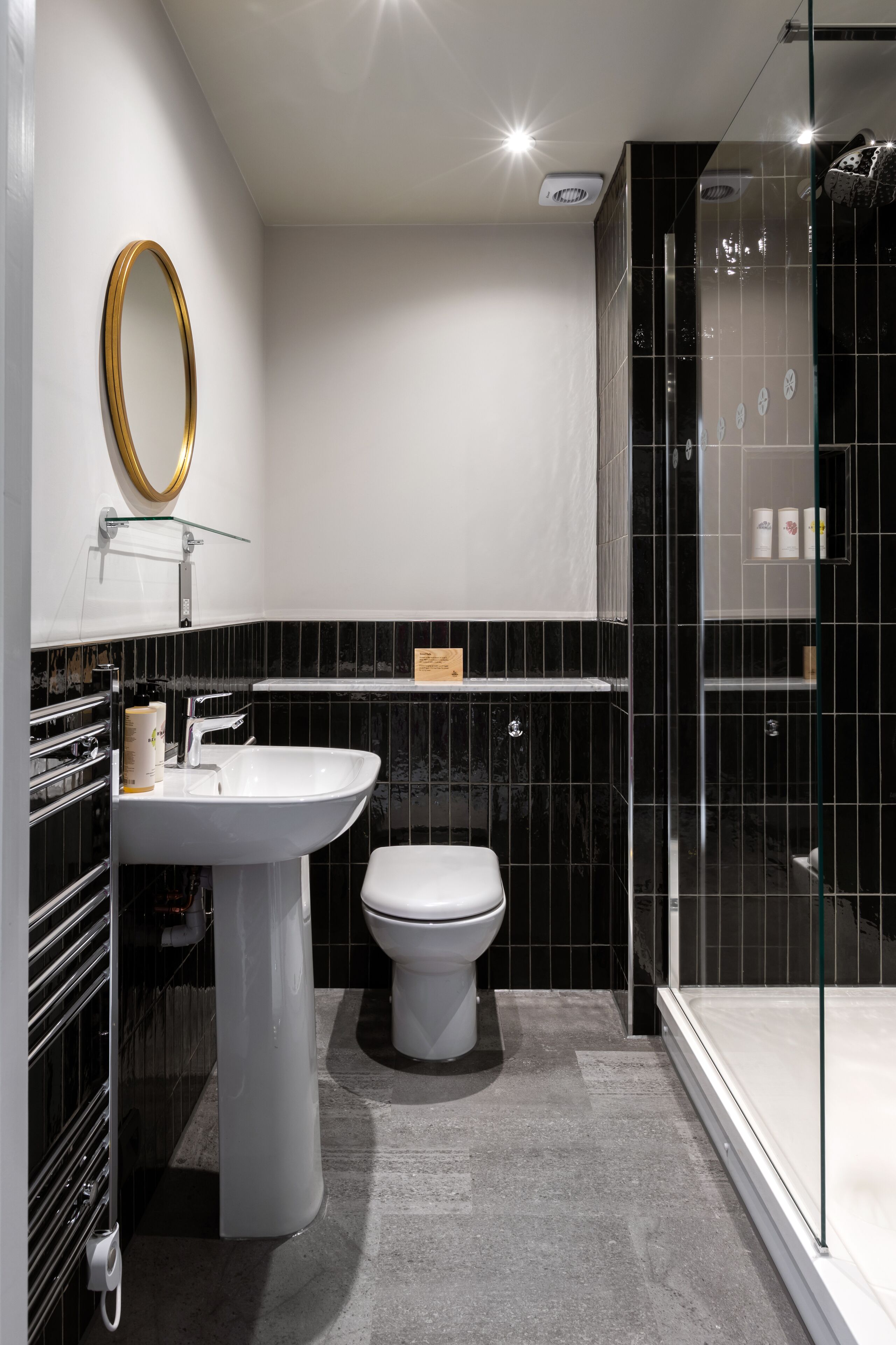 boutique double | bathroom | combined shower/bathtub, free toiletries, hair dryer, towels