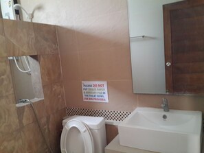 Dusche, kostenlose Toilettenartikel, Handtücher