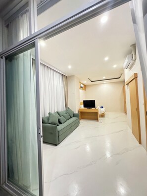 In-room safe, desk, free WiFi