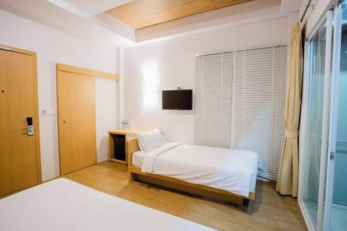 In-room safe, desk, free WiFi