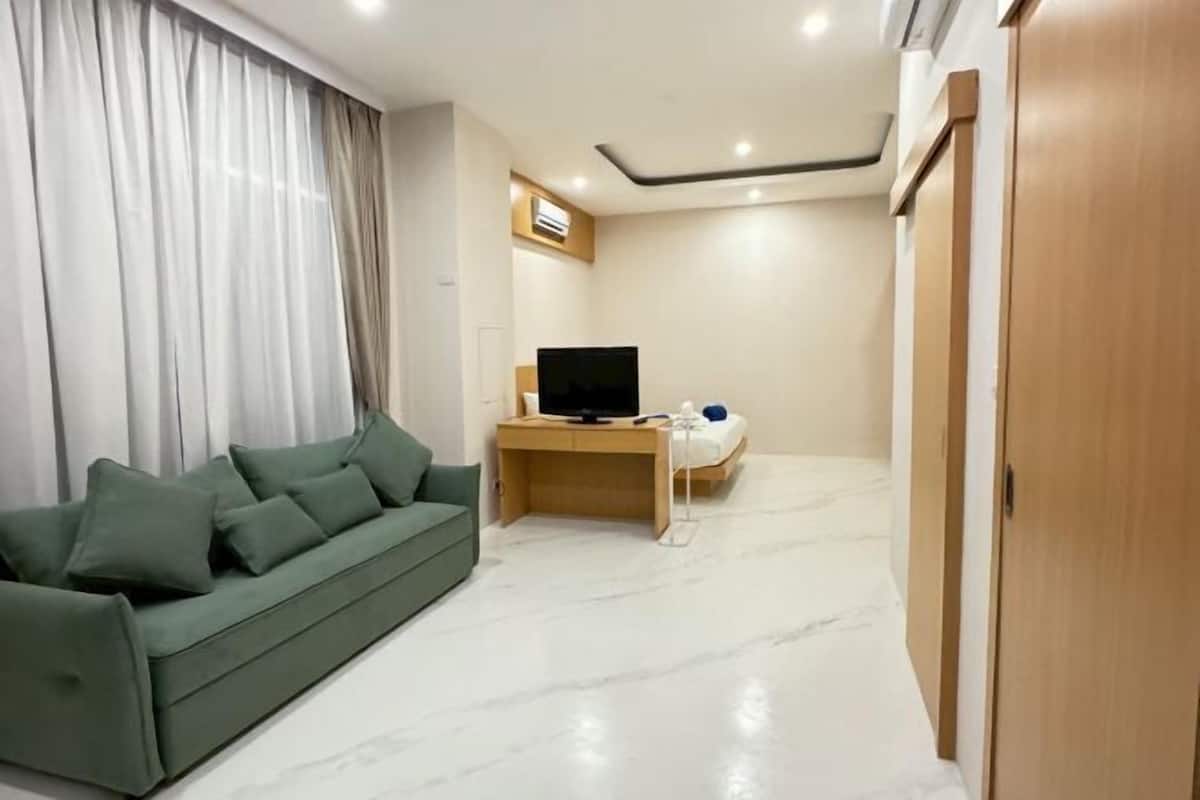 Living area | 32-inch LED TV with cable channels, TV